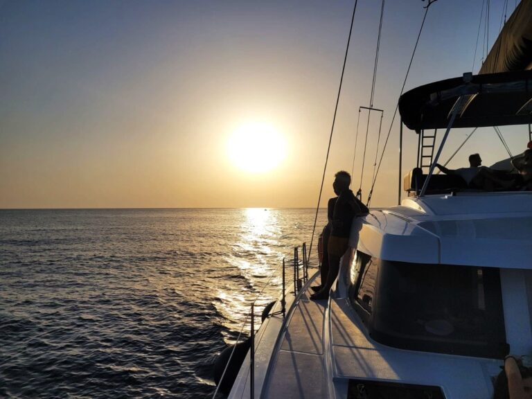 COUPLE CATAMARAN 1